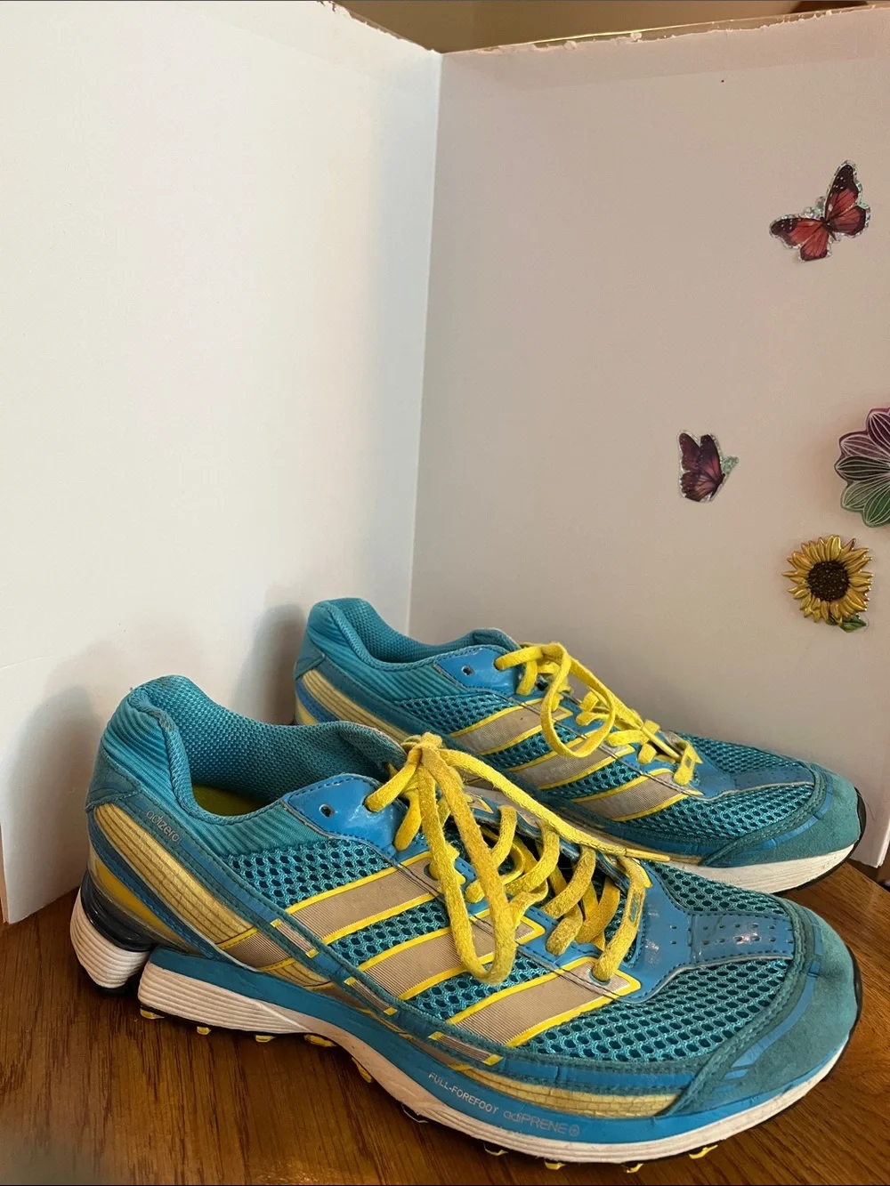 Women’s Adida’s Athletic Sneakers w/ yellow laces 10